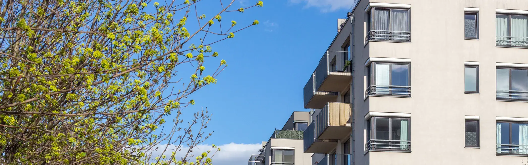 Häuserreihe mit Balkonen