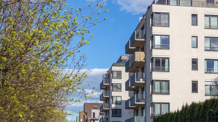 Häuserreihe mit Balkonen