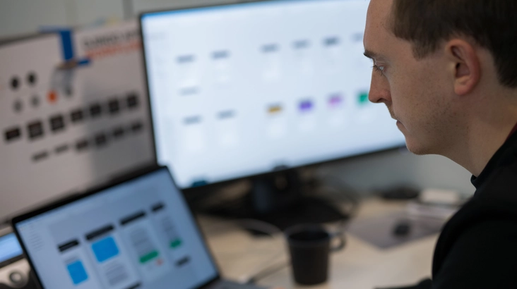 homme devant un ordinateur