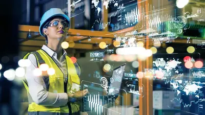 Les responsables OT et les enjeux de la conformité NIS 2 Une femme travaillant dans le secteur industriel en plein travail au sein d'une usine moderne.